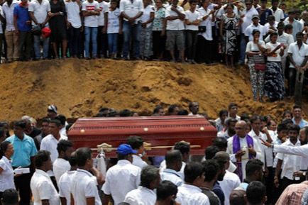 මවගේ අවසන් කටයුතු කරන්න හෝරා කිහිපයයි. ලොක්කගේ කතාවෙන් අවමංගල සභාවම නොසන්සුන්…