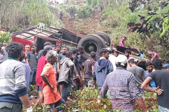 ගැරඩිඇල්ලේදී බස් රථයක් ප්රපාතයකින් පෙරළේ… ජීවිත නැති වූ ගණන තවත් ඉහලට…