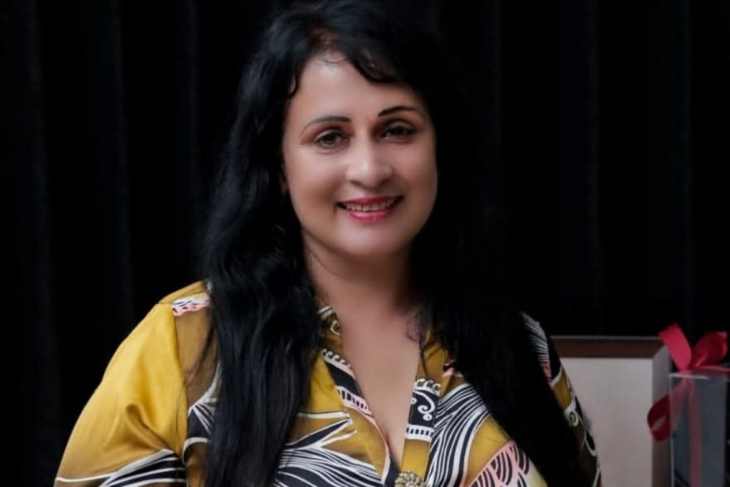 ආදරණීය පියාගේ ඉල්ලීම ඉටුකරන්න තනියම සම්මාන උළෙලක් කරන්න යන අපි කවුරුත් ආදරේ කරන ඈ කියූ කතාව මෙන්න