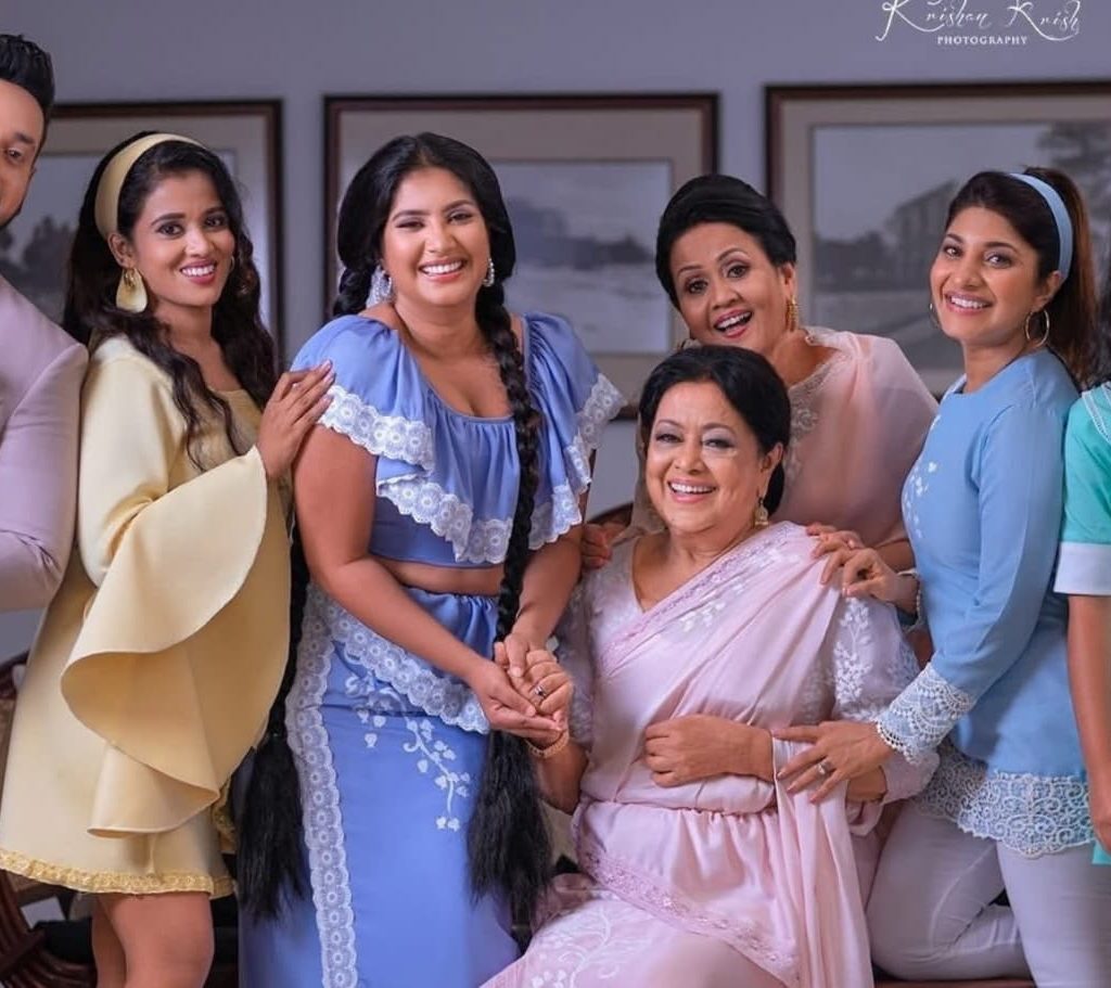 සඳ තනි වෙලා අහසේ… හිරු තනි වෙලා… යලි නොඑන ගමන් ගිය ආදරණීය නිලි රැජින