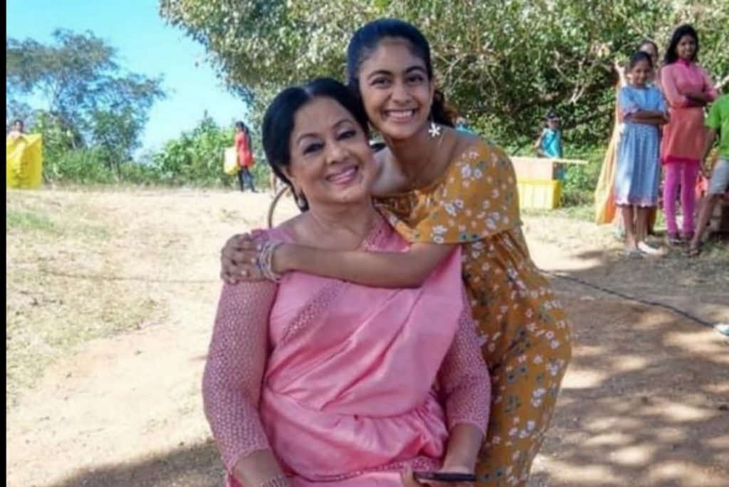 ” ආ පුංචි කෙලී.. මගේ ලපේම ඔයාටත් තියෙනවා නේද ? ලස්සනයි දුවේ ඒක මටත් වඩා ඔයාට…” ආදරණීය මාලිනිය ගැන ඈ සංවේදී වුනේ එහෙමයි