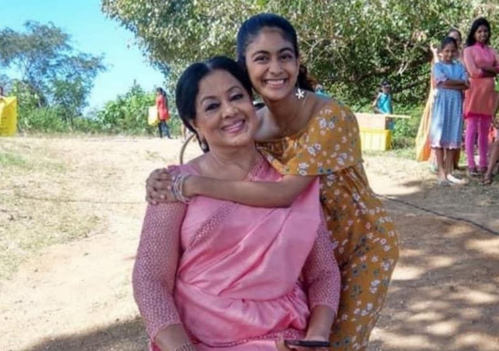” ආ පුංචි කෙලී.. මගේ ලපේම ඔයාටත් තියෙනවා නේද ? ලස්සනයි දුවේ ඒක මටත් වඩා ඔයාට…” ආදරණීය මාලිනිය ගැන ඈ සංවේදී වුනේ එහෙමයි