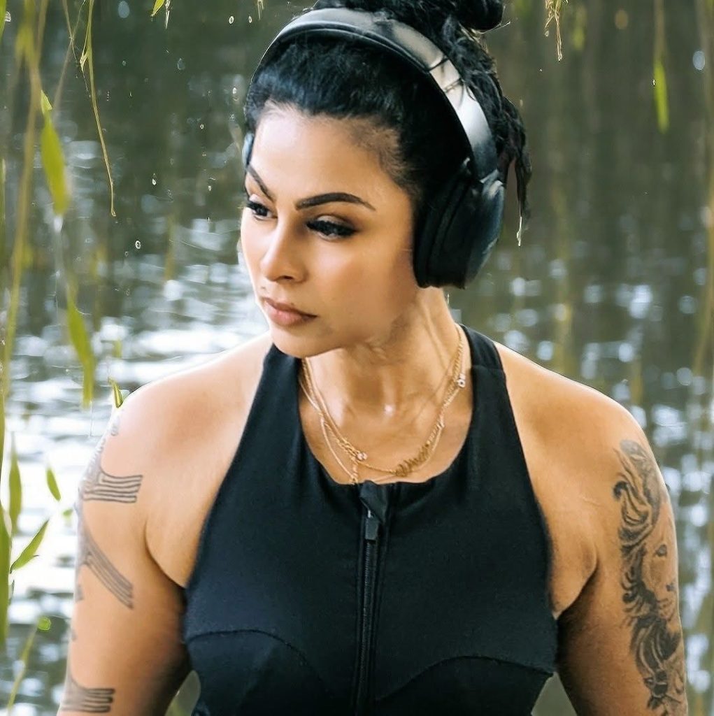 එන්න එන්නම තරුණ වෙන ඇයව මතකද